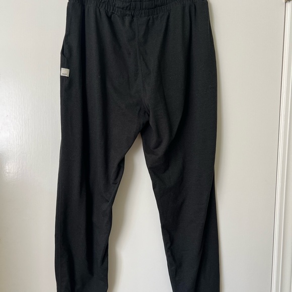 Vuori Women’s Performance Jogger - Picture 2 of 4